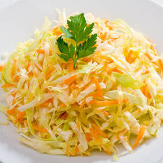 Салат из капусты и моркови с растительным маслом