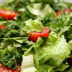 Салат лиственный с огурцом, помидором