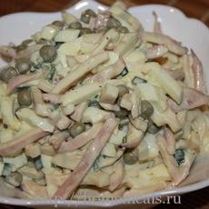 Салат из кальмаров с луком и зеленым горошком