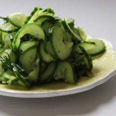 Салат из свежих огурцов с зеленью2